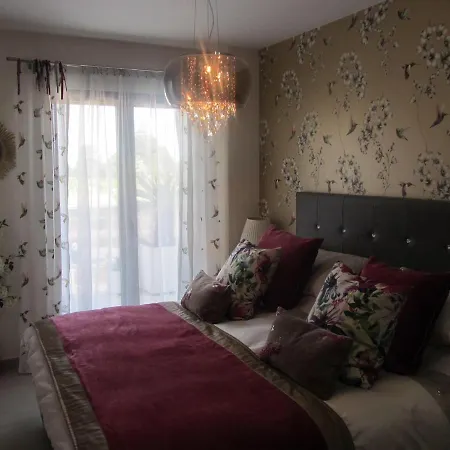 - Sleeps 4 Community Pool & Parking