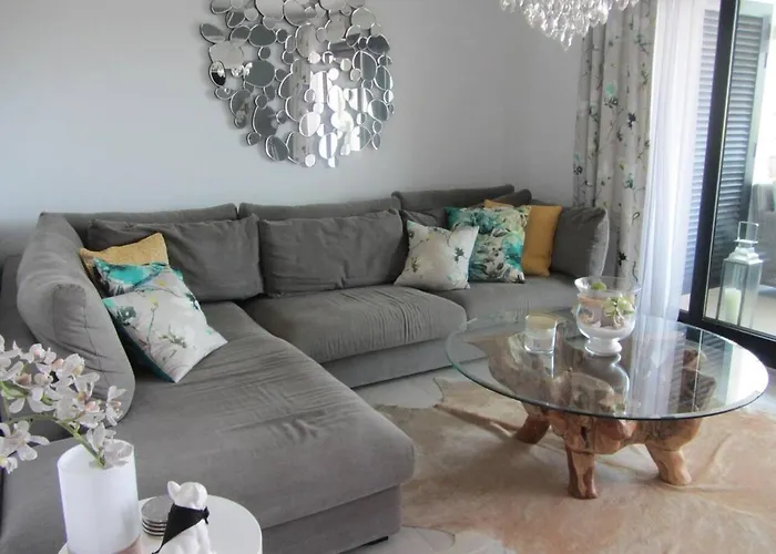 - Sleeps 4 Community Pool & Parking *