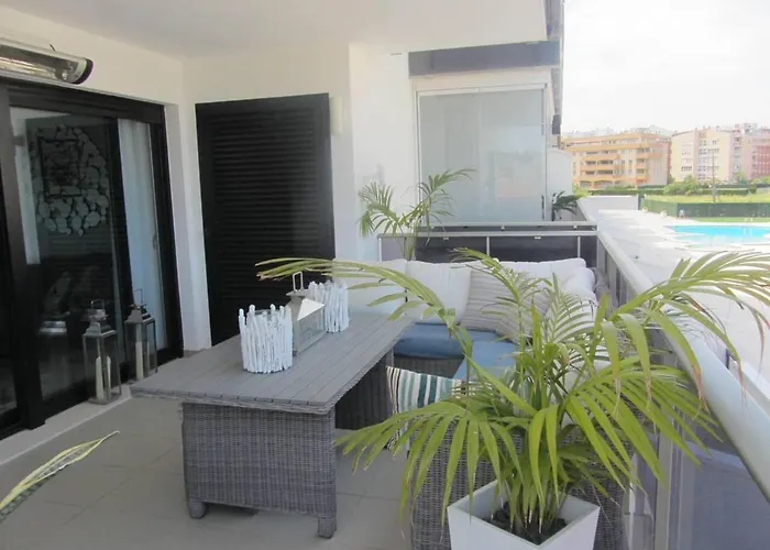 - Sleeps 4 Community Pool & Parking * Денія