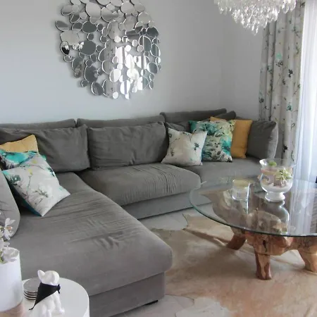 - Sleeps 4 Community Pool & Parking *