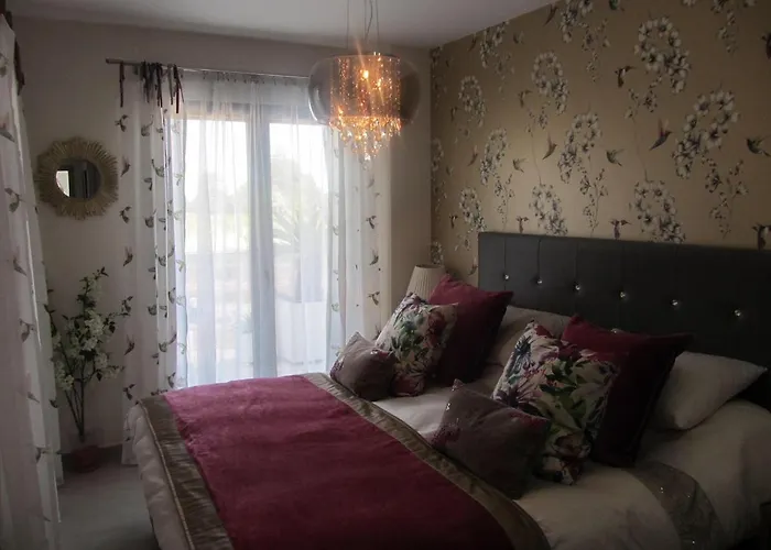 - Sleeps 4 Community Pool & Parking